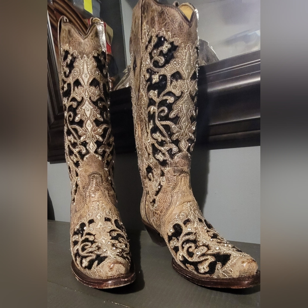 Corral pointed toed cowgirl boots